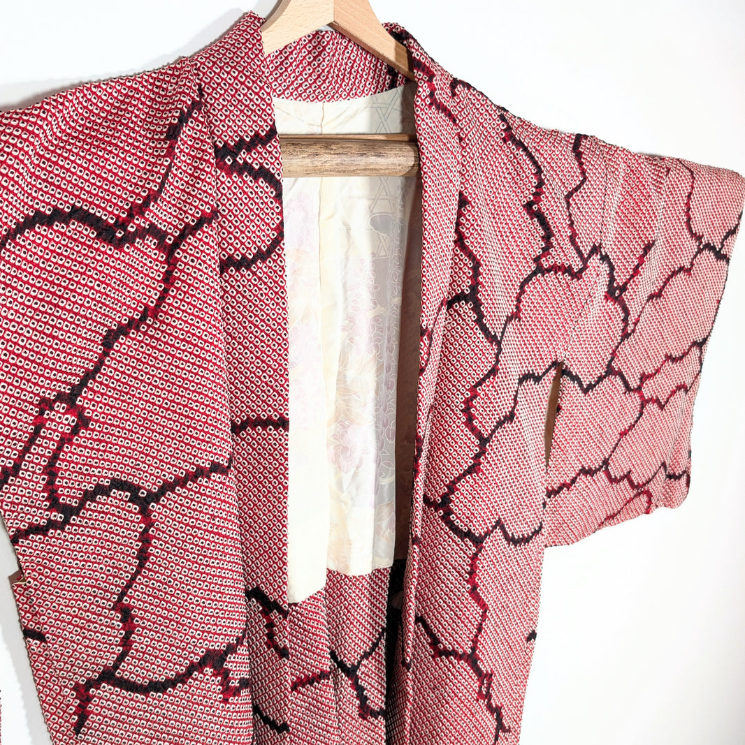 Veste Haori japonais vintage 100% soie en shibori rose fuchsia avec motifs de nuages kumo bordeaux texturés