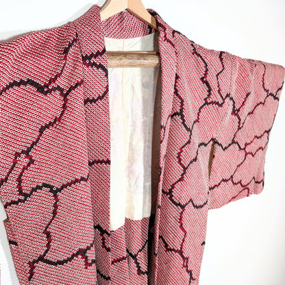 Veste Haori japonais vintage 100% soie en shibori rose fuchsia avec motifs de nuages kumo bordeaux texturés