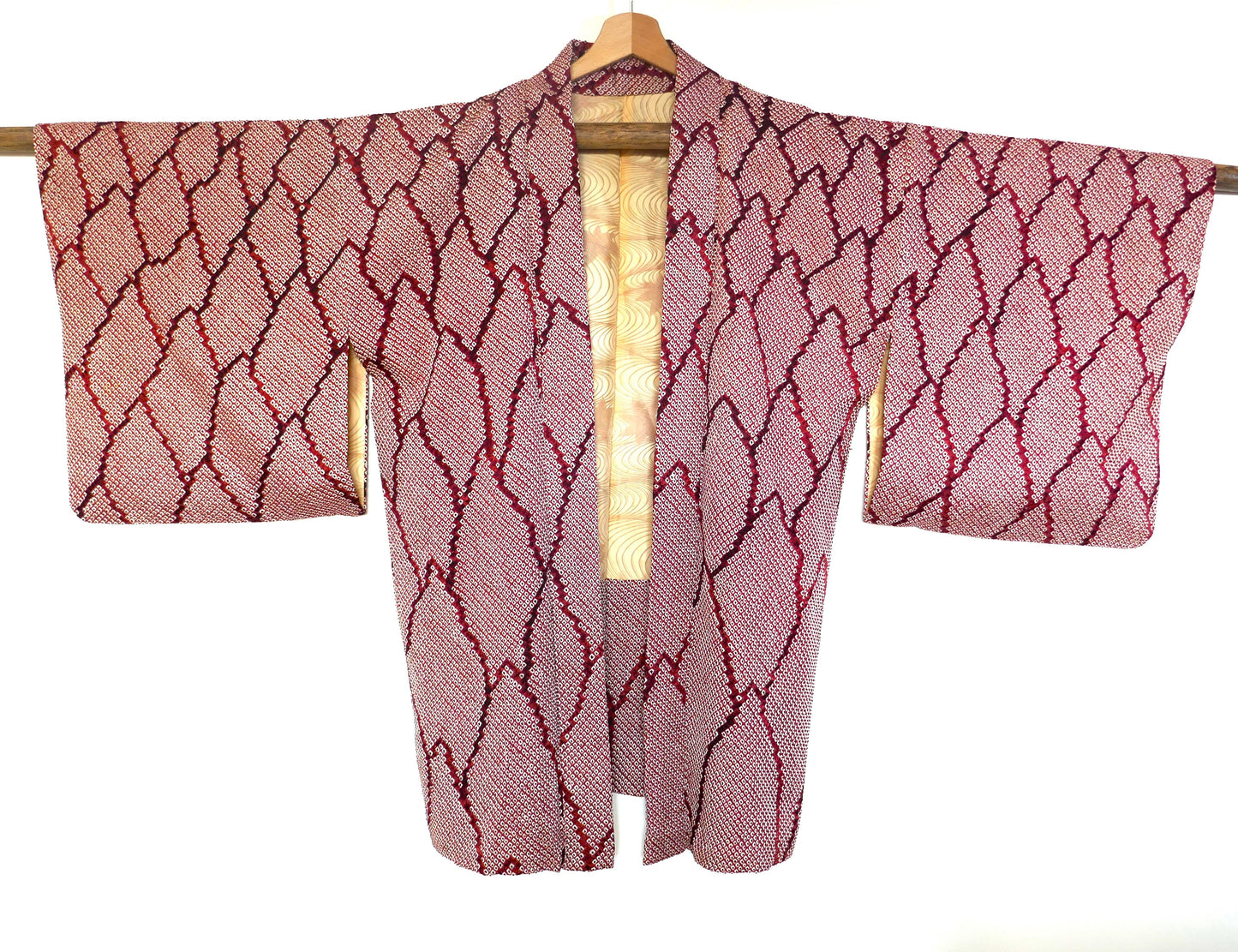 Haori japonais shibori couleur grenat avec doublure momiji en soie en vue complète de face