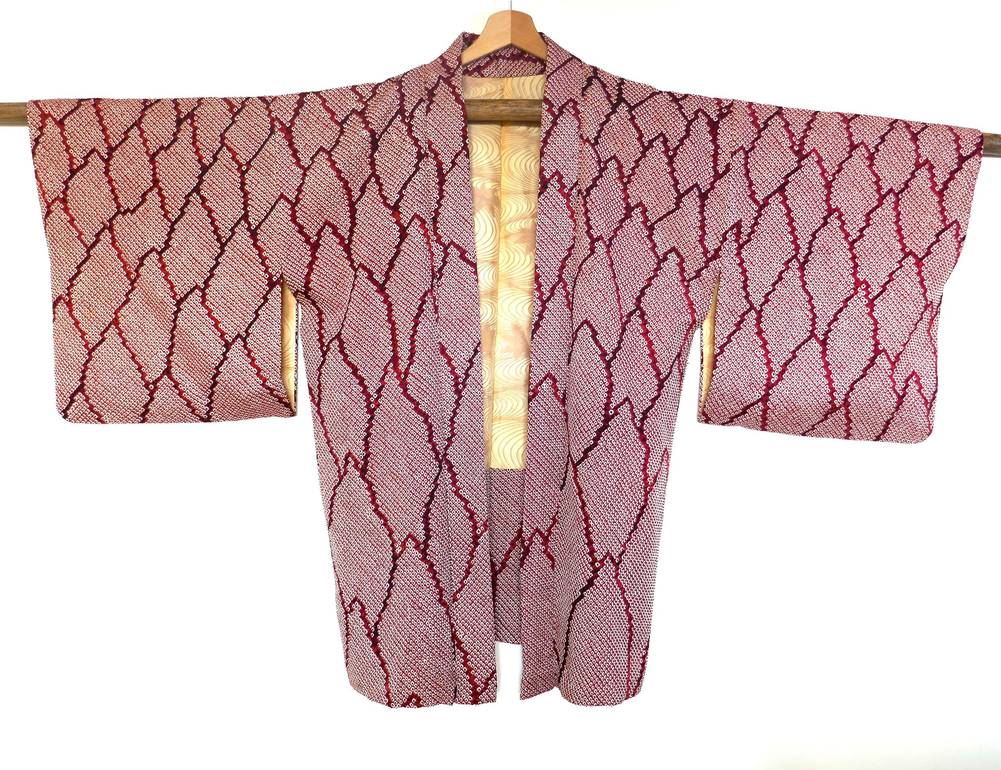 Haori japonais shibori couleur grenat avec doublure momiji en soie en vue complète de face