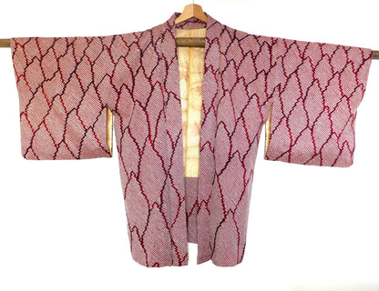 Haori japonais shibori couleur grenat avec doublure momiji en soie en vue complète de face