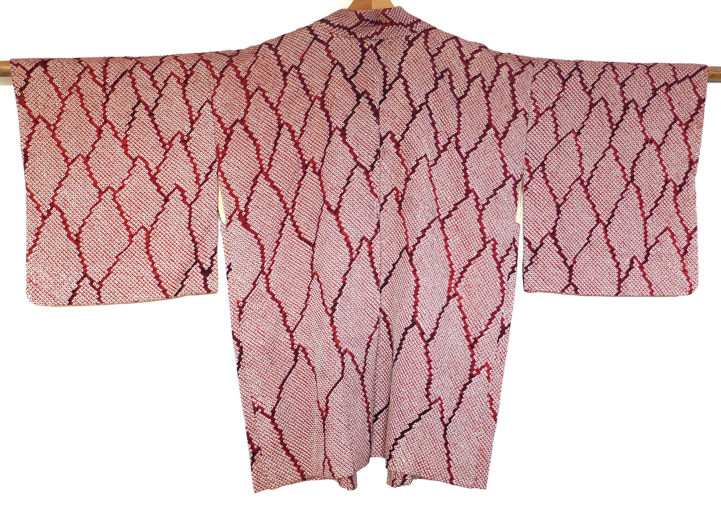 Vue de dos d’un haori kimono japonais en soie shibori couleur grenat, motif traditionnel