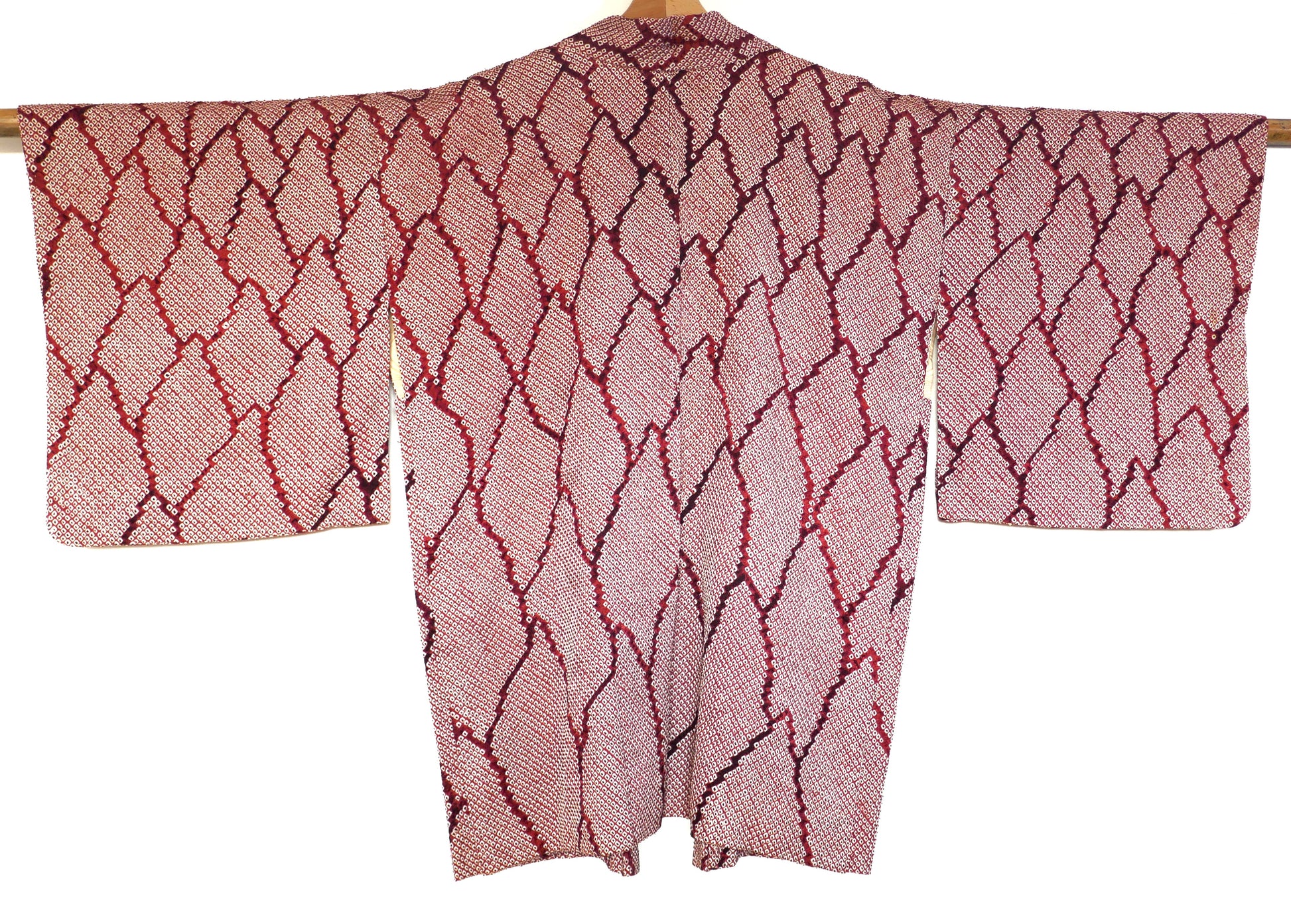 Vue de dos d’un haori kimono japonais en soie shibori couleur grenat, motif traditionnel