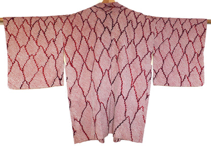 Vue de dos d’un haori kimono japonais en soie shibori couleur grenat, motif traditionnel