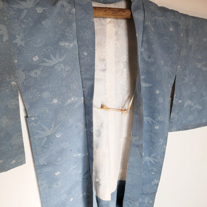 Haori en soie bleu ciel vu de face, ouvert, révélant la doublure blanche à fleurs de chrysanthèmes ton sur ton.