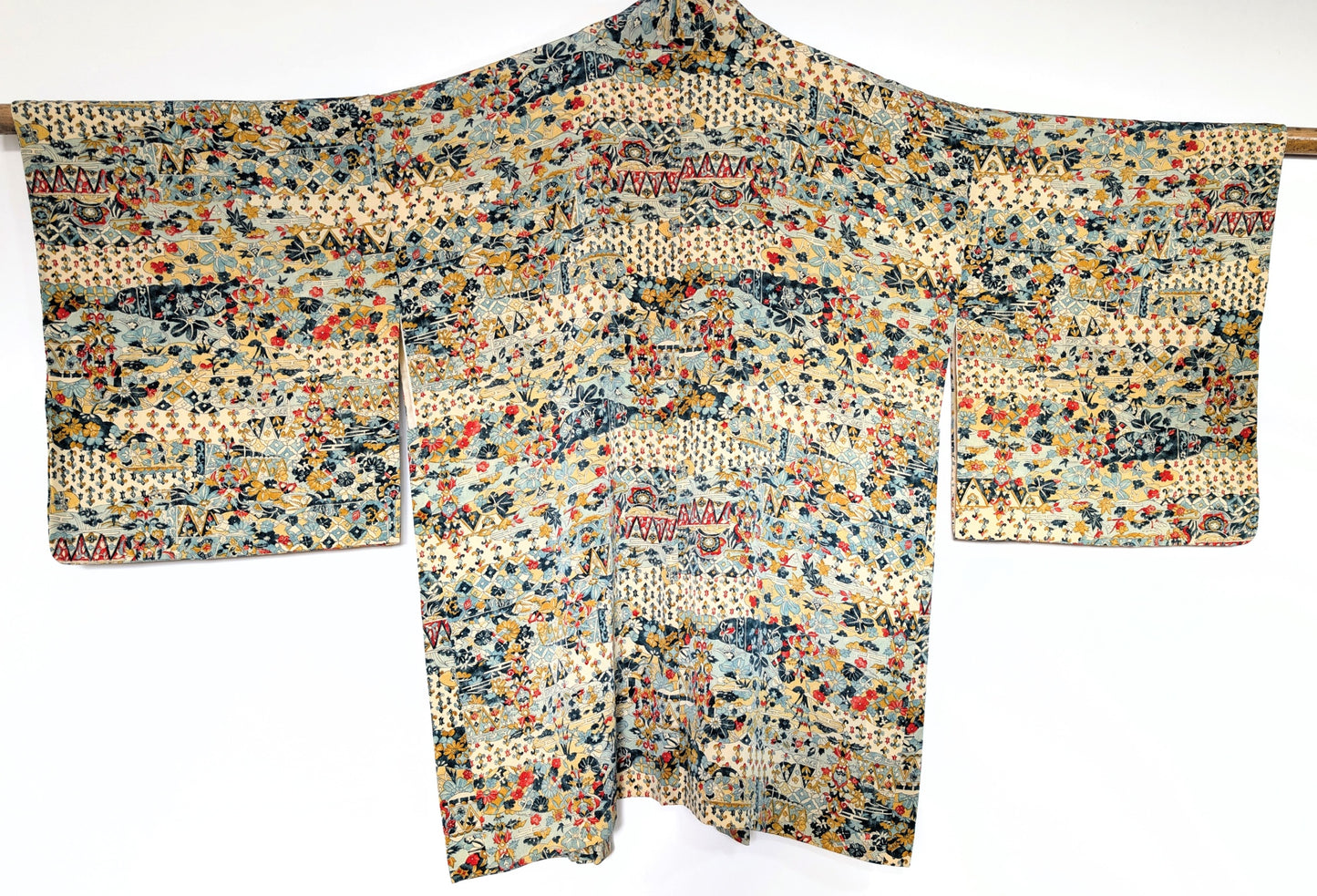 dos du haori japonais vintage en soie chirimen avec motifs floraux komon multicolores textile japonais période showa