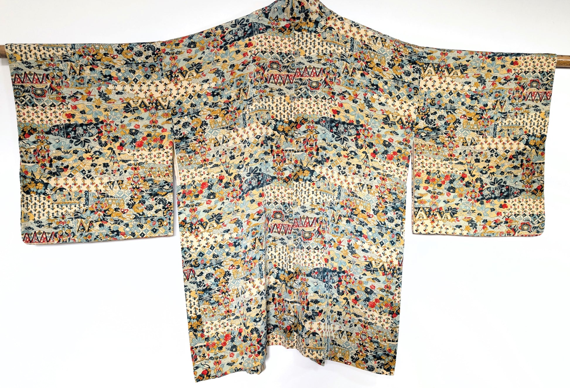 dos du haori japonais vintage en soie chirimen avec motifs floraux komon multicolores textile japonais période showa
