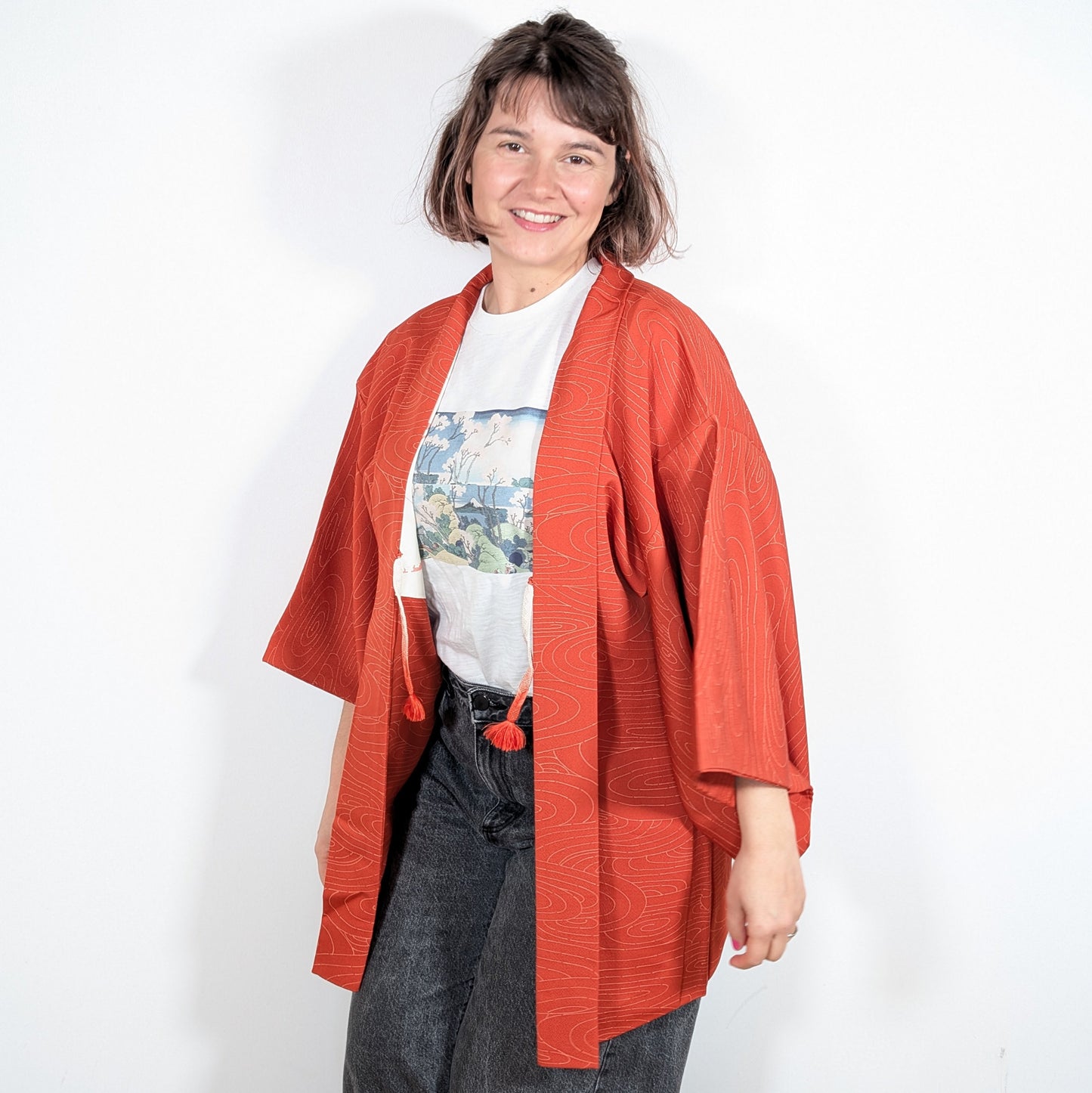 Haori japonais en soie chirimen orange porté comme veste kimono femme, vêtement traditionnel japonais authentique