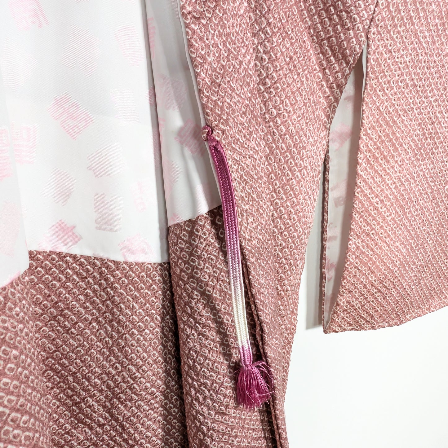 Détail du haori himo en soie d'un haori shibori lavender et doublure blanche à kanji