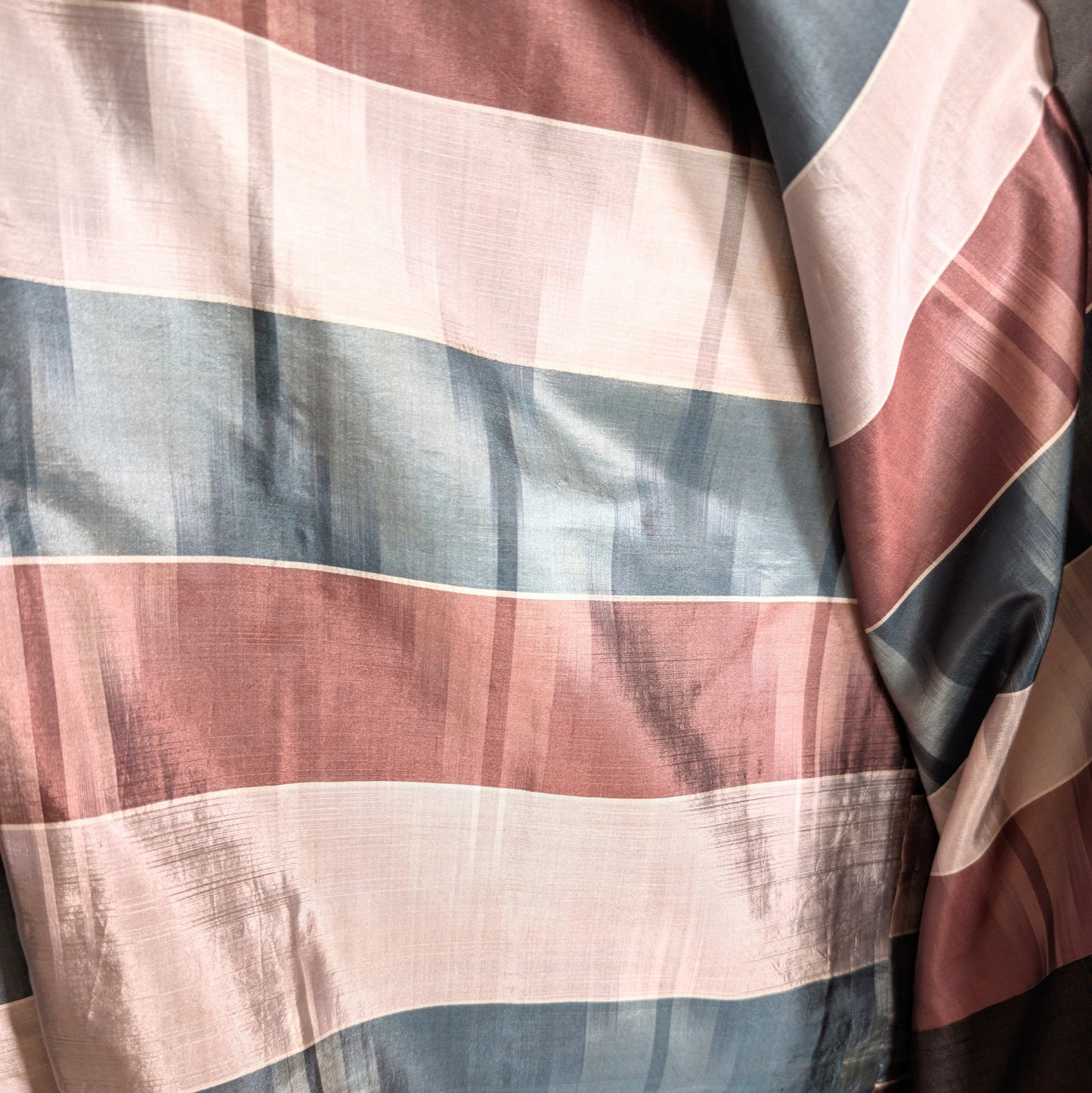 Détail de la doublure en soie d’un haori japonais ancien, tissu à rayures traditionnelles Shōwa aux tons bleutés et rosés