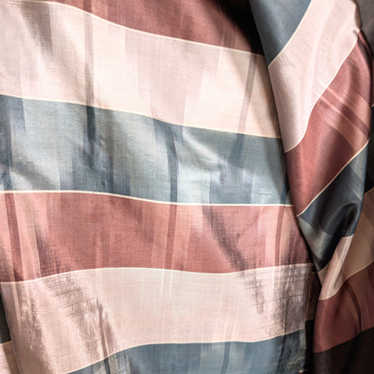 Détail de la doublure en soie d’un haori japonais ancien, tissu à rayures traditionnelles Shōwa aux tons bleutés et rosés