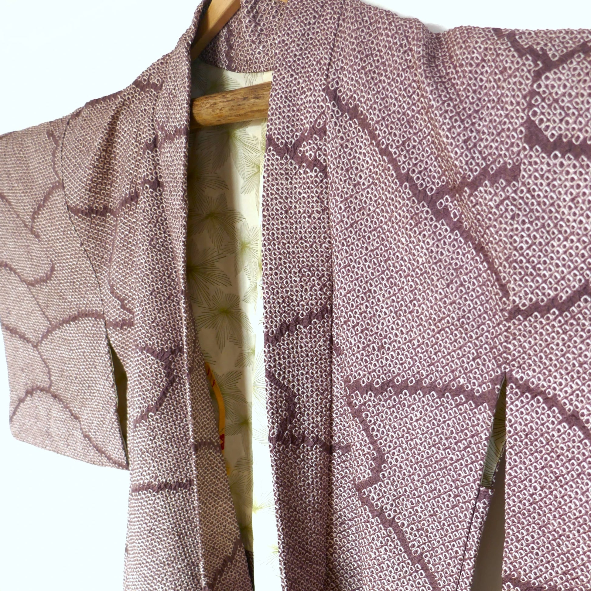 Vue en biais d’un haori japonais vintage, soie lavande à motif shibori kumo, élégance discrète
