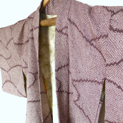 Vue en biais d’un haori japonais vintage, soie lavande à motif shibori kumo, élégance discrète