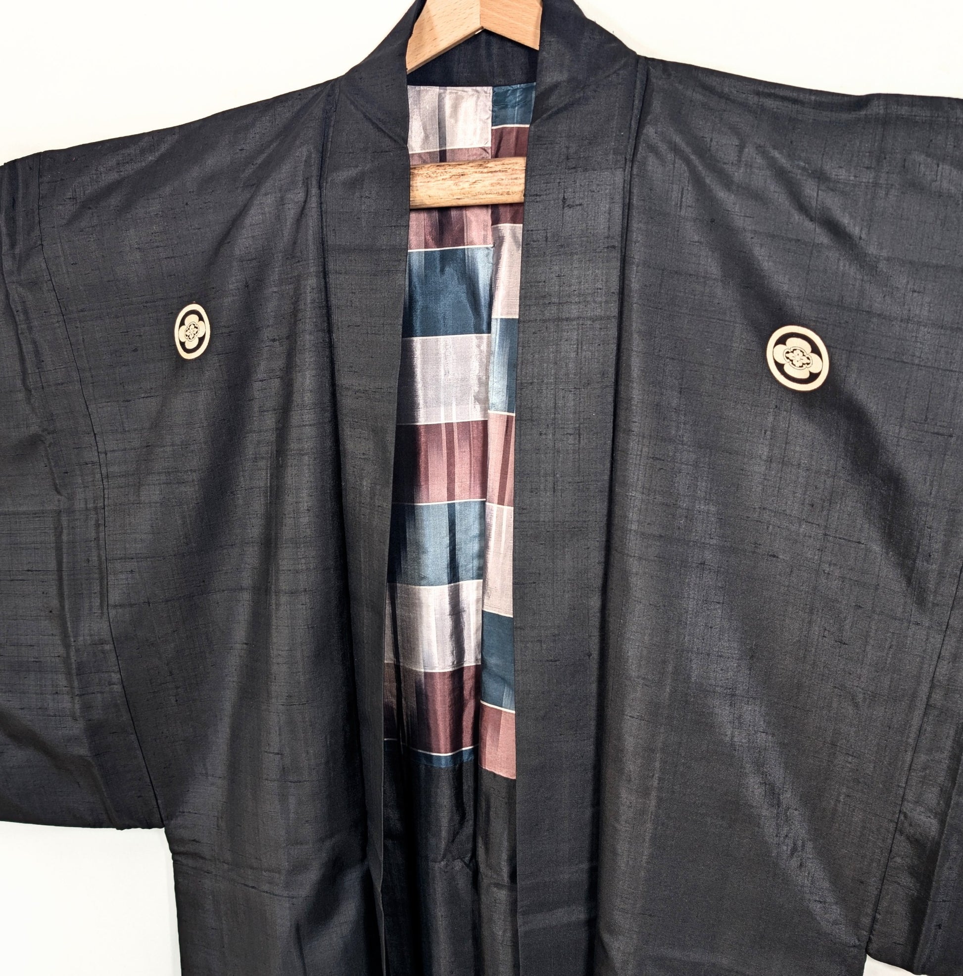 Détail du col et d’un kamon sur un haori japonais en soie noire