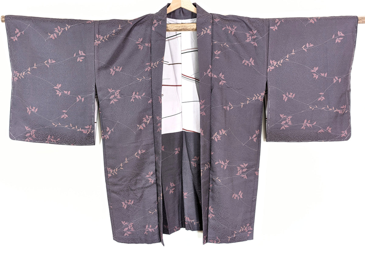 Vue complète de face d’un haori japonais en soie rinzu violet grisé décoré de branches de nanten rosées