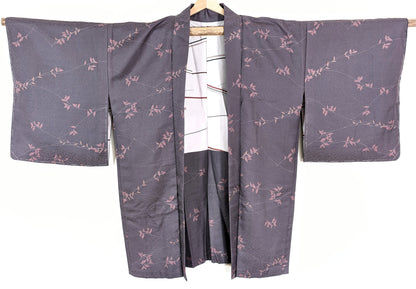 Vue complète de face d’un haori japonais en soie rinzu violet grisé décoré de branches de nanten rosées
