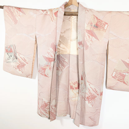 Haori japonais vintage en soie rose saumon, décor de vagues et paysages du Tōkaidō inspirés de l’ukiyo-e