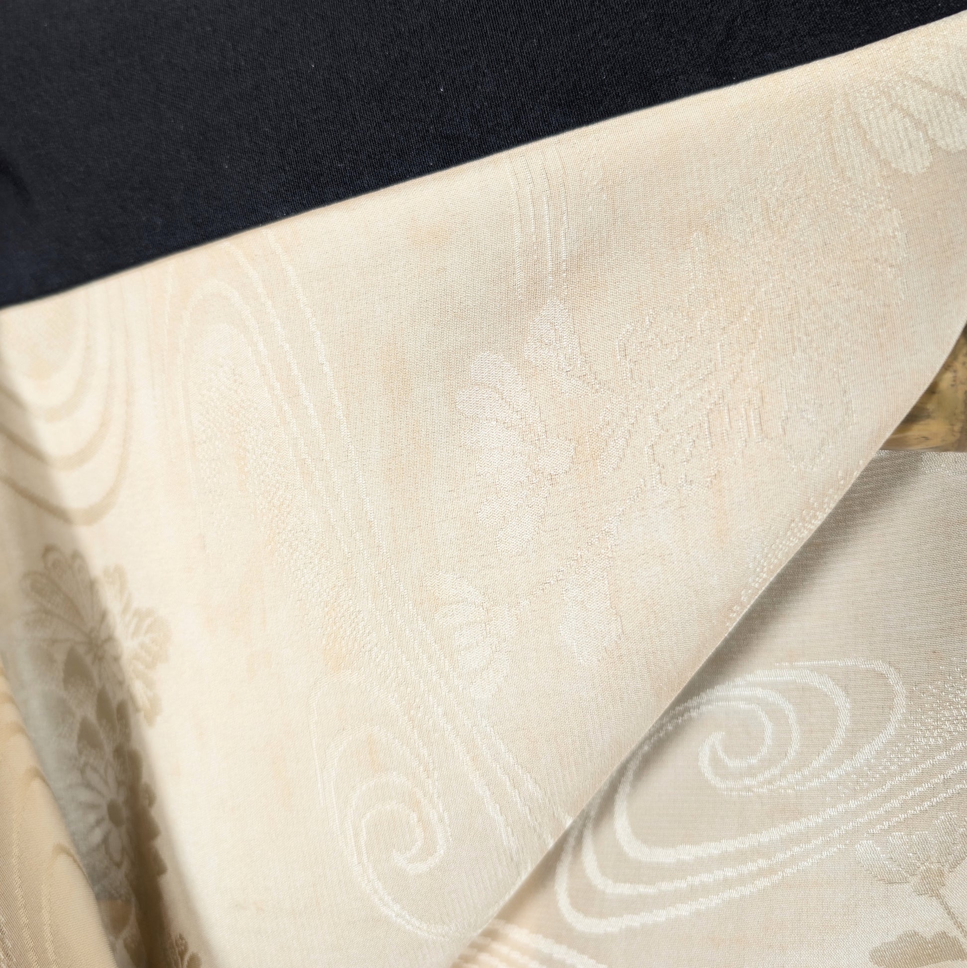 Détail de doublure en soie ivoire avec motif ryūsui, vagues japonaises et kiku, sur haori japonais en soie pièce unique.