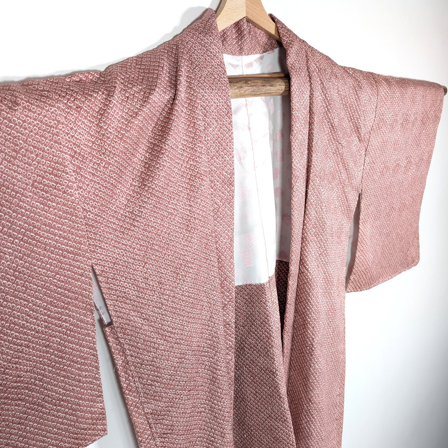 Haori japonais en soie lavender avec texture shibori, vue rapprochée du col et du drapé avant