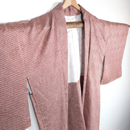 Haori japonais en soie lavender avec texture shibori, vue rapprochée du col et du drapé avant