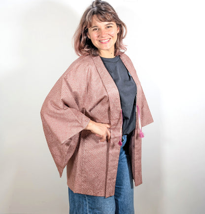 Photo portée par Mikan d’un haori japonais en soie shibori couleur lavender, veste kimono élégante au tombé souple