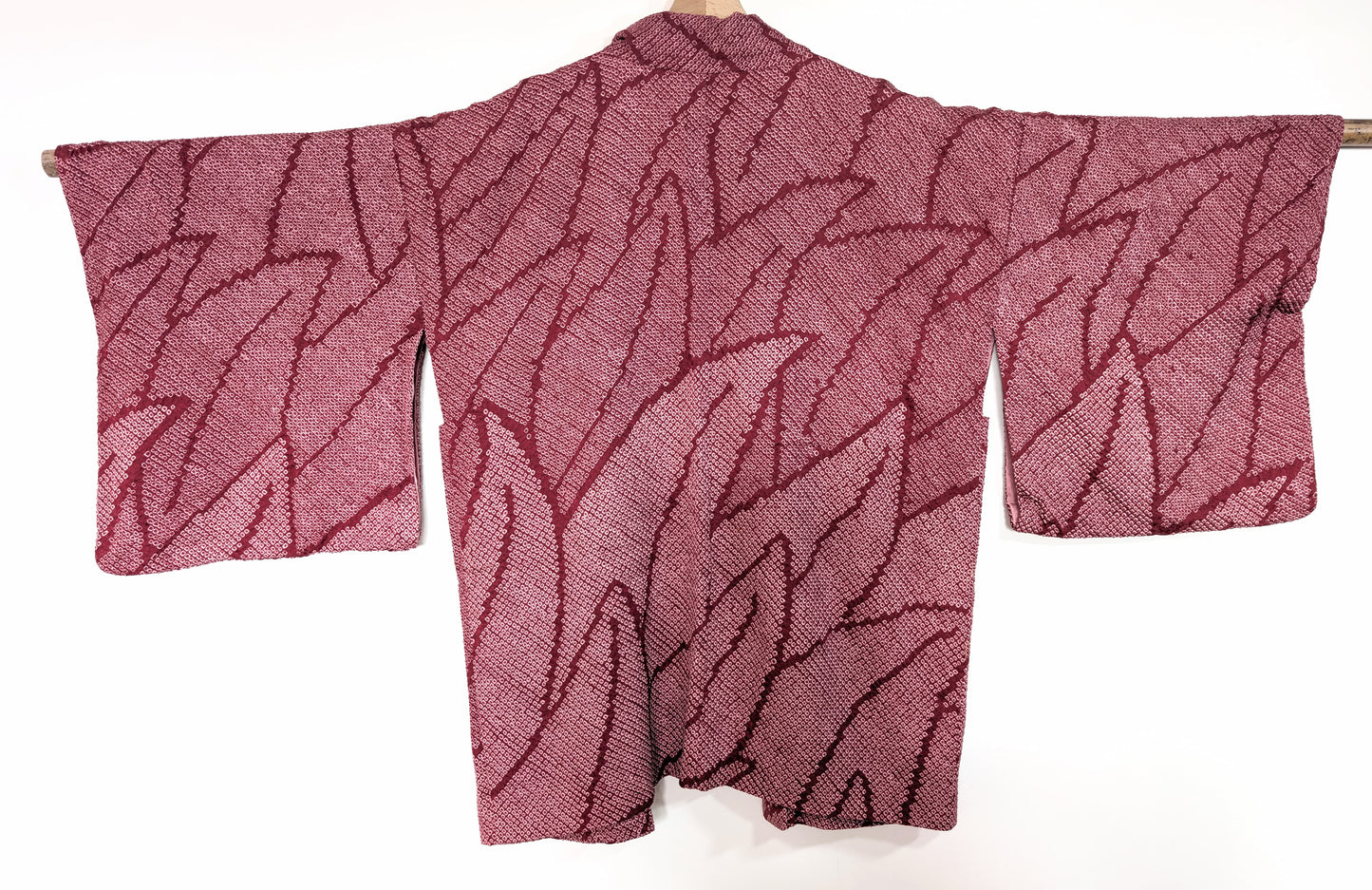 Haori japonais en soie shibori rose fuchsia, motif feuillage sur toute la surface, vue dos (env. 130 x 80 cm).
