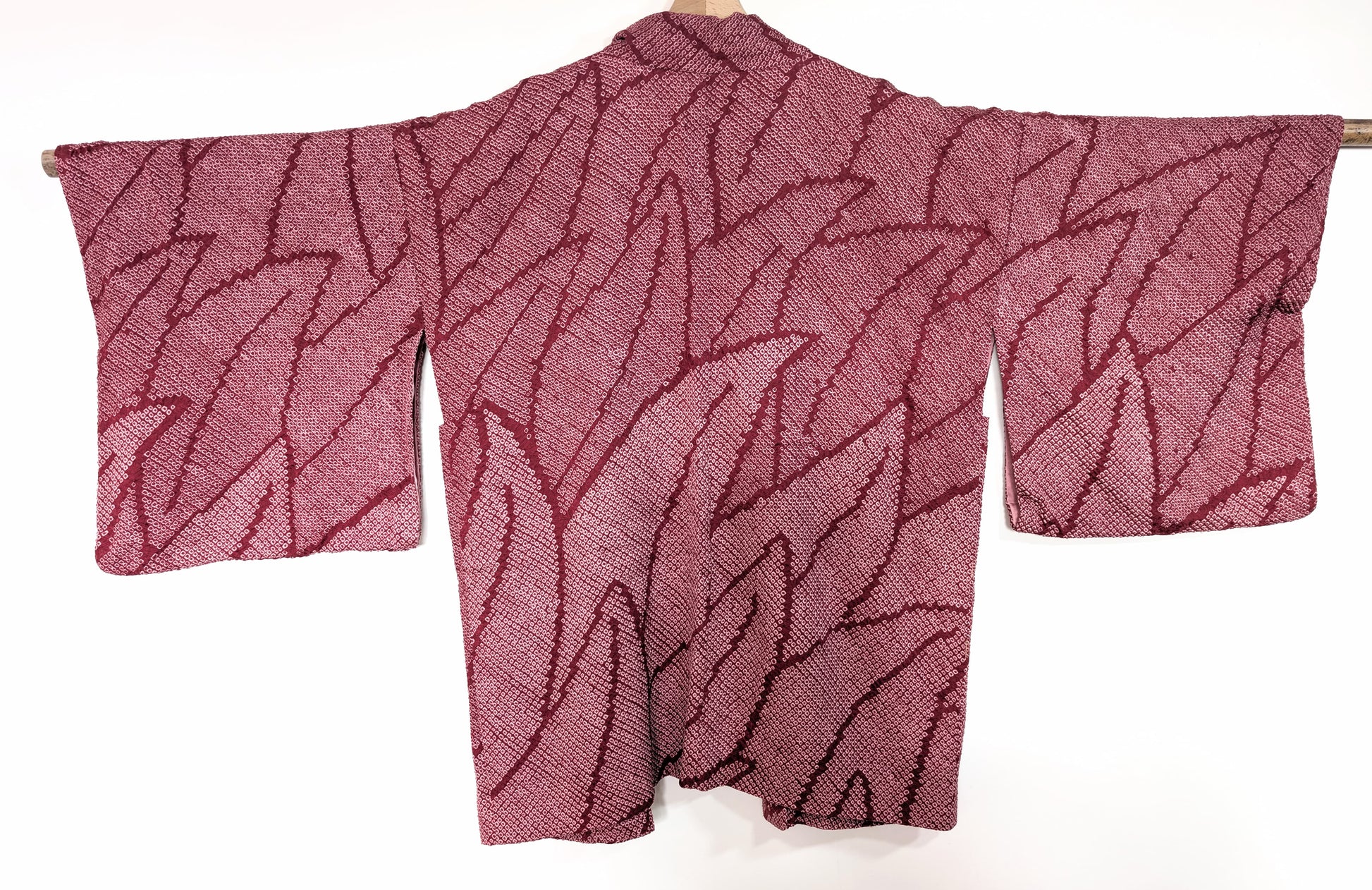 Haori japonais en soie shibori rose fuchsia, motif feuillage sur toute la surface, vue dos (env. 130 x 80 cm).
