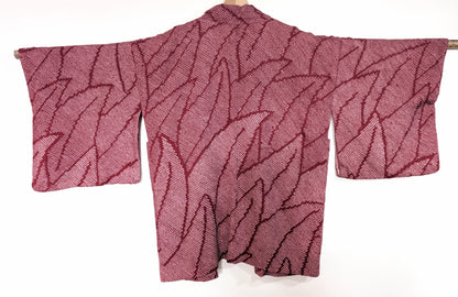 Haori japonais en soie shibori rose fuchsia, motif feuillage sur toute la surface, vue dos (env. 130 x 80 cm).