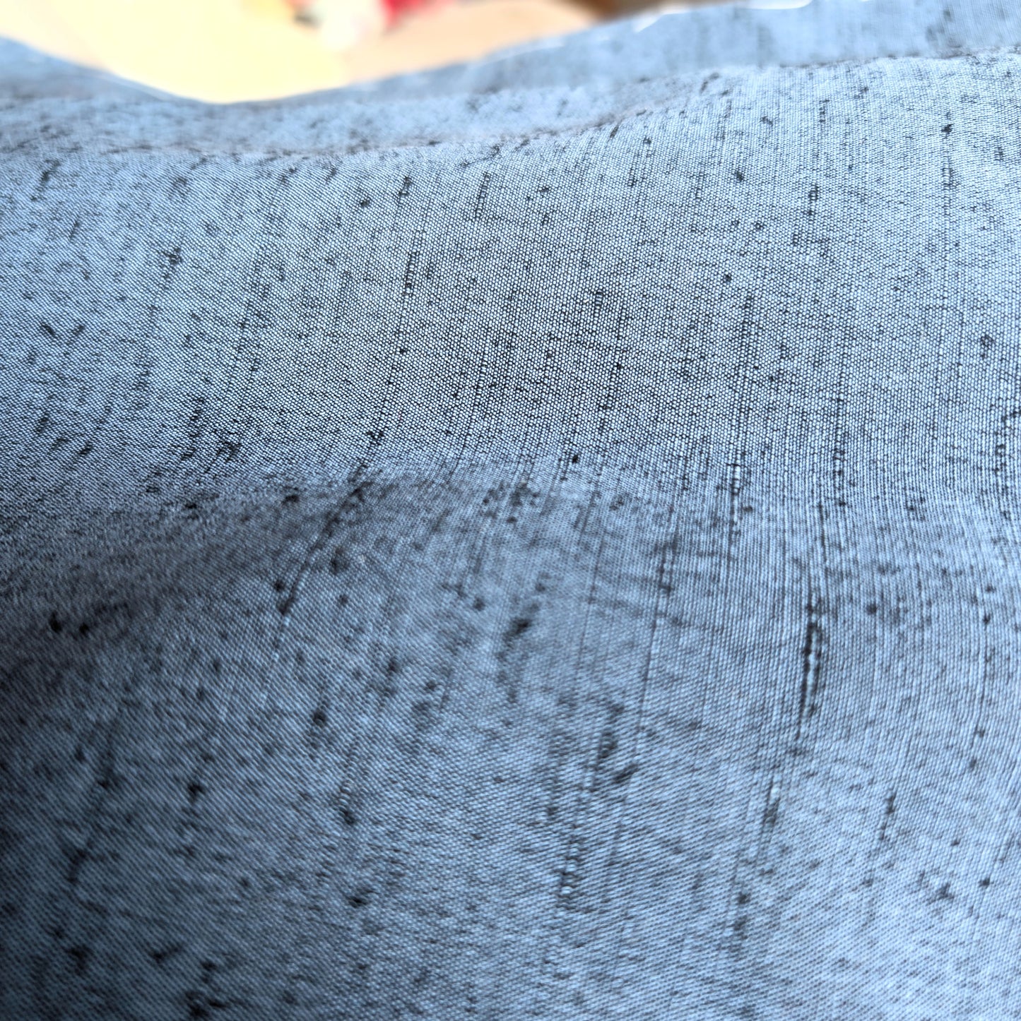 Texture de soie tsumugi sur haori japonais vintage bleu gris avec fibres irrégulières caractéristiques