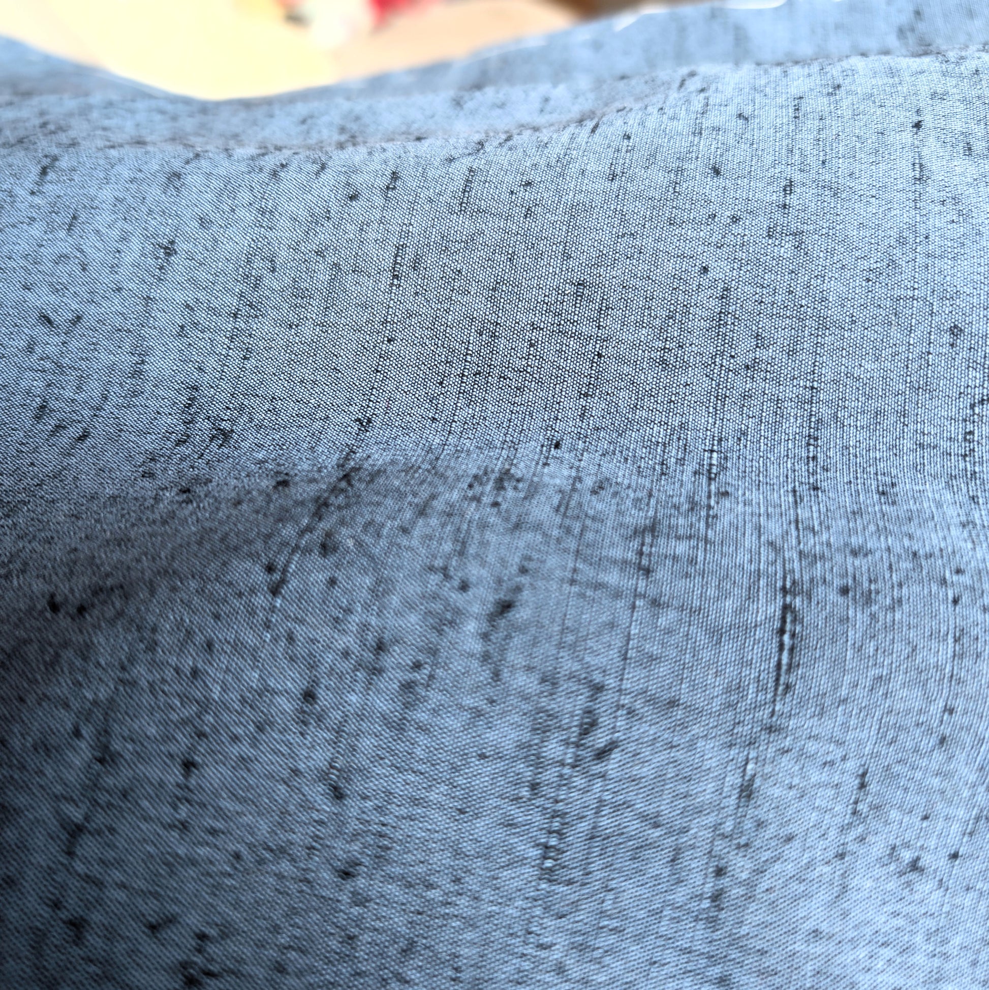 Texture de soie tsumugi sur haori japonais vintage bleu gris avec fibres irrégulières caractéristiques