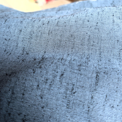 Texture de soie tsumugi sur haori japonais vintage bleu gris avec fibres irrégulières caractéristiques