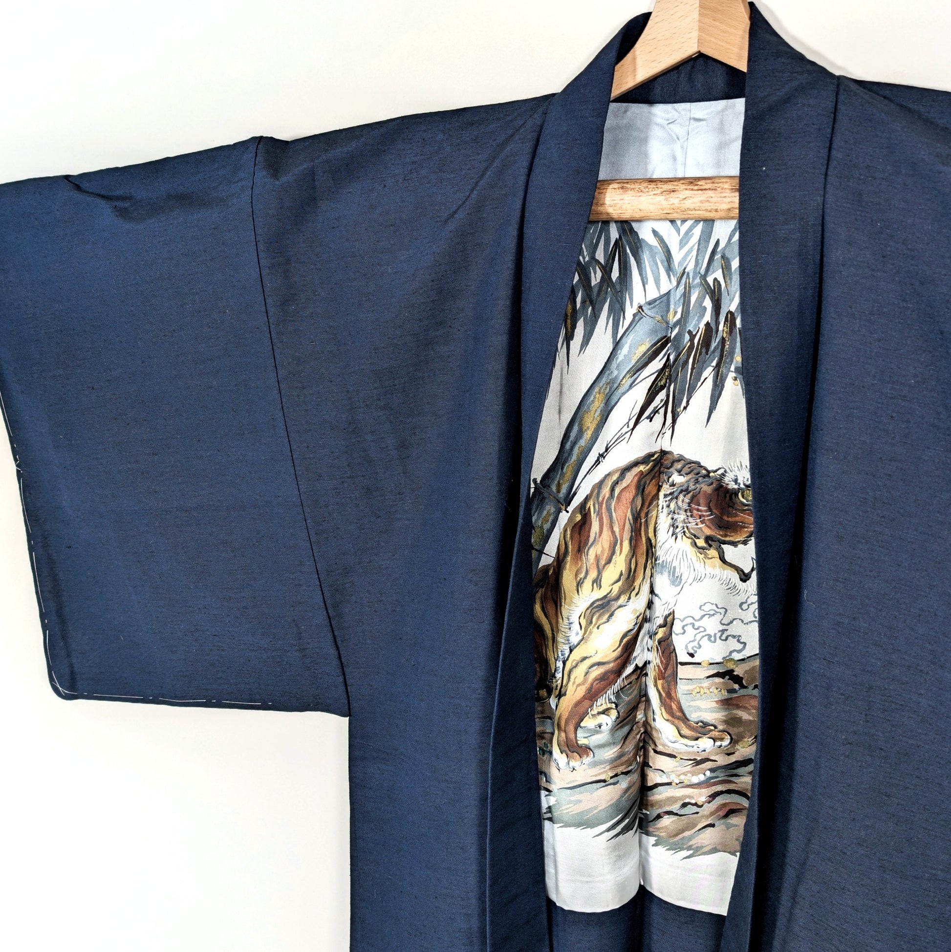 détail haori japonais soie tsumugi doublure tigre et bambou style japon époque showa