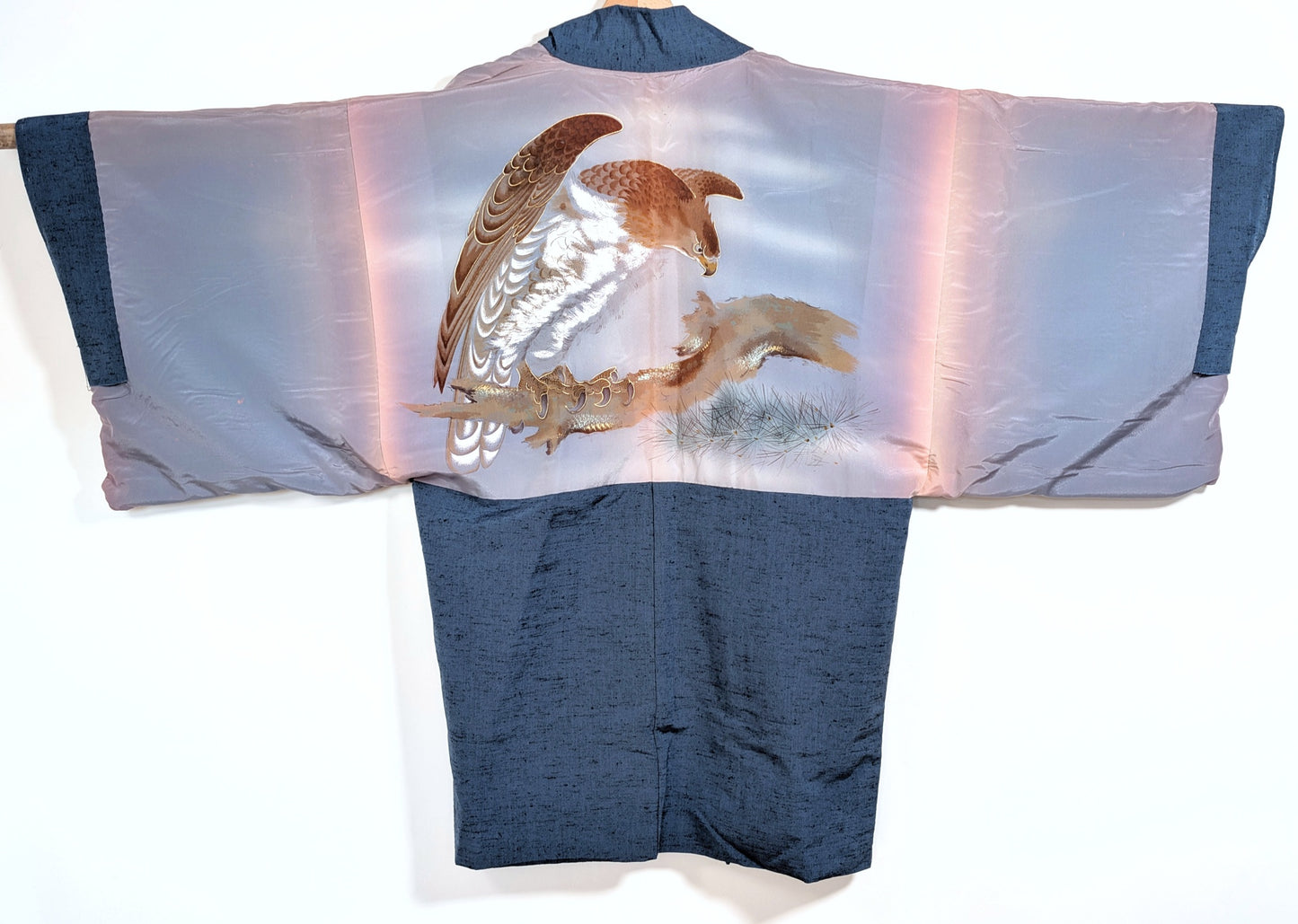 Haori japonais vintage en soie tsumugi avec doublure yuzen représentant un aigle perché sur une branche