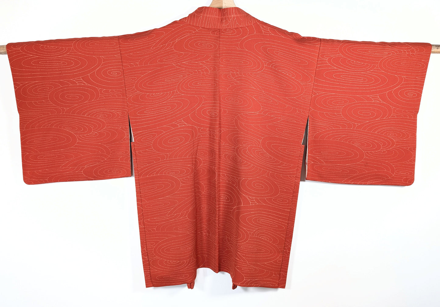 Dos d’un haori japonais vintage orange en soie, motif d’eau en tourbillons sur veste kimono traditionnelle