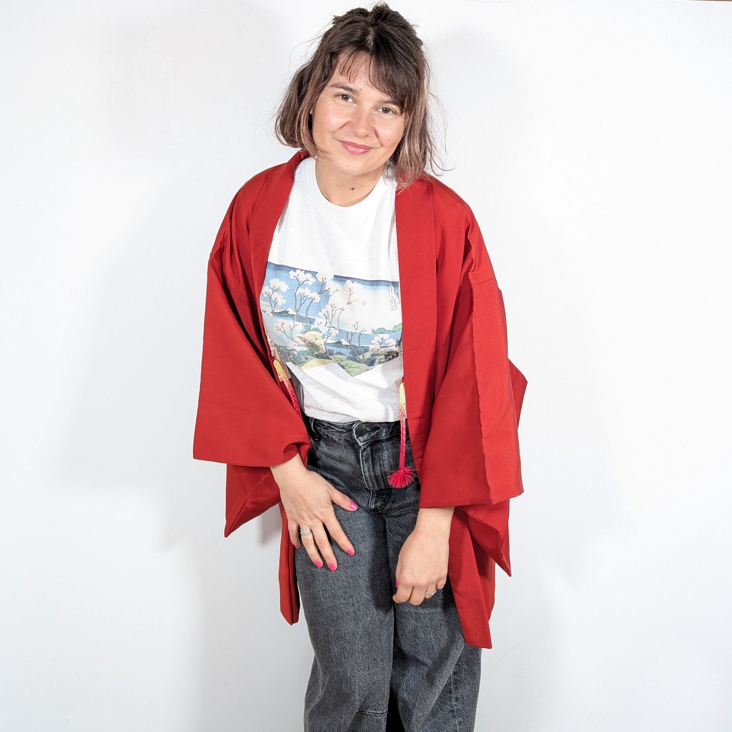 Haori japonais vintage en soie habutae rouge profond porté en style moderne avec tenue casual