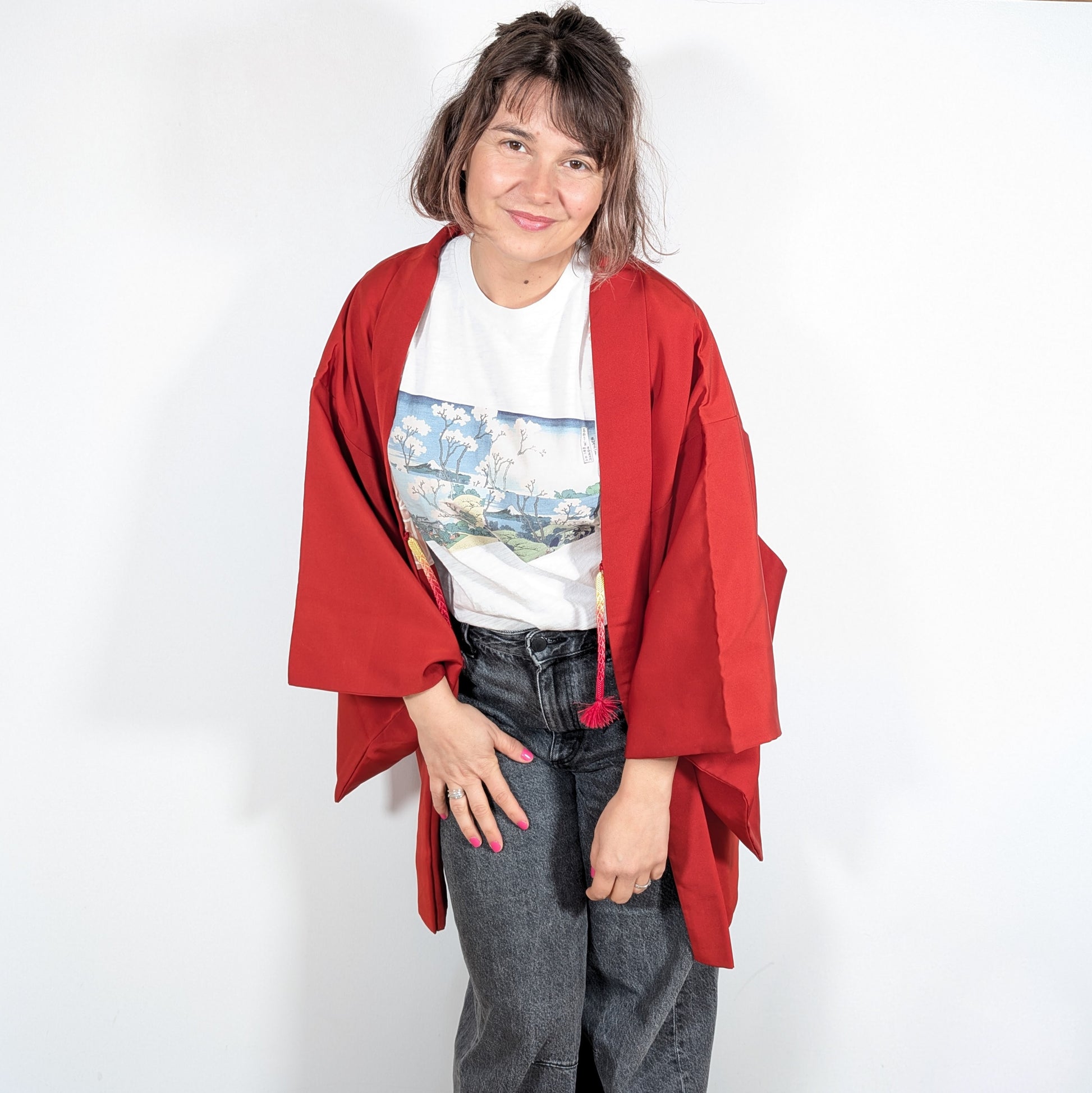 Haori japonais vintage en soie habutae rouge profond porté en style moderne avec tenue casual