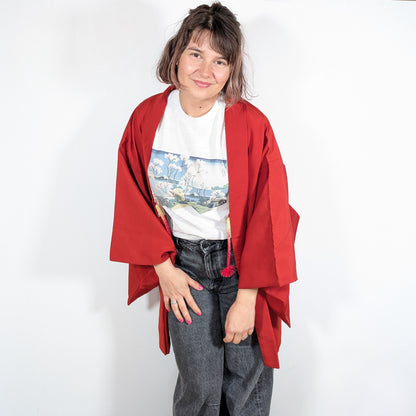 Haori japonais vintage en soie habutae rouge profond porté en style moderne avec tenue casual
