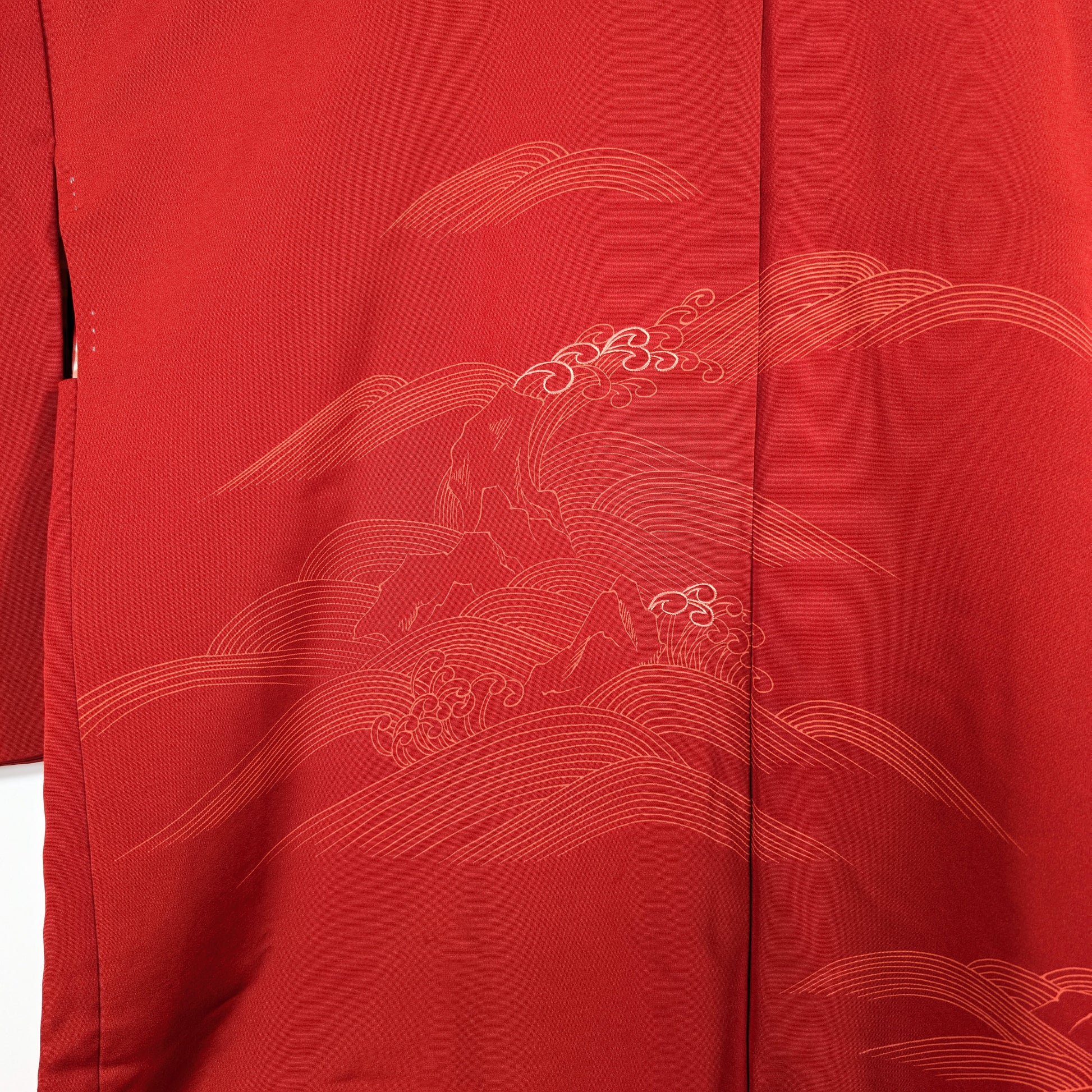 Haori japonais vintage en habutae vermillon avec motif de paysage marin et vagues stylisées nami