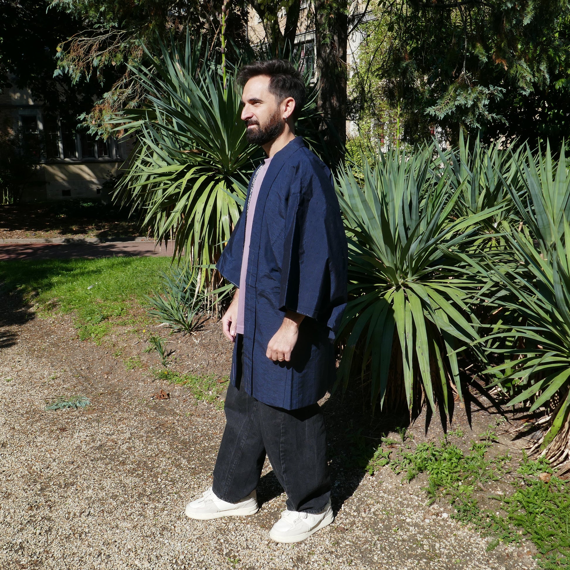 Veste kimono japonaise vintage portée par notre mannequin homme, vue de profil