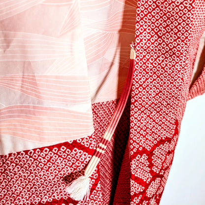 Lien himo et doublure à motifs végétaux d’un haori japonais vintage shibori en soie rouge fraise