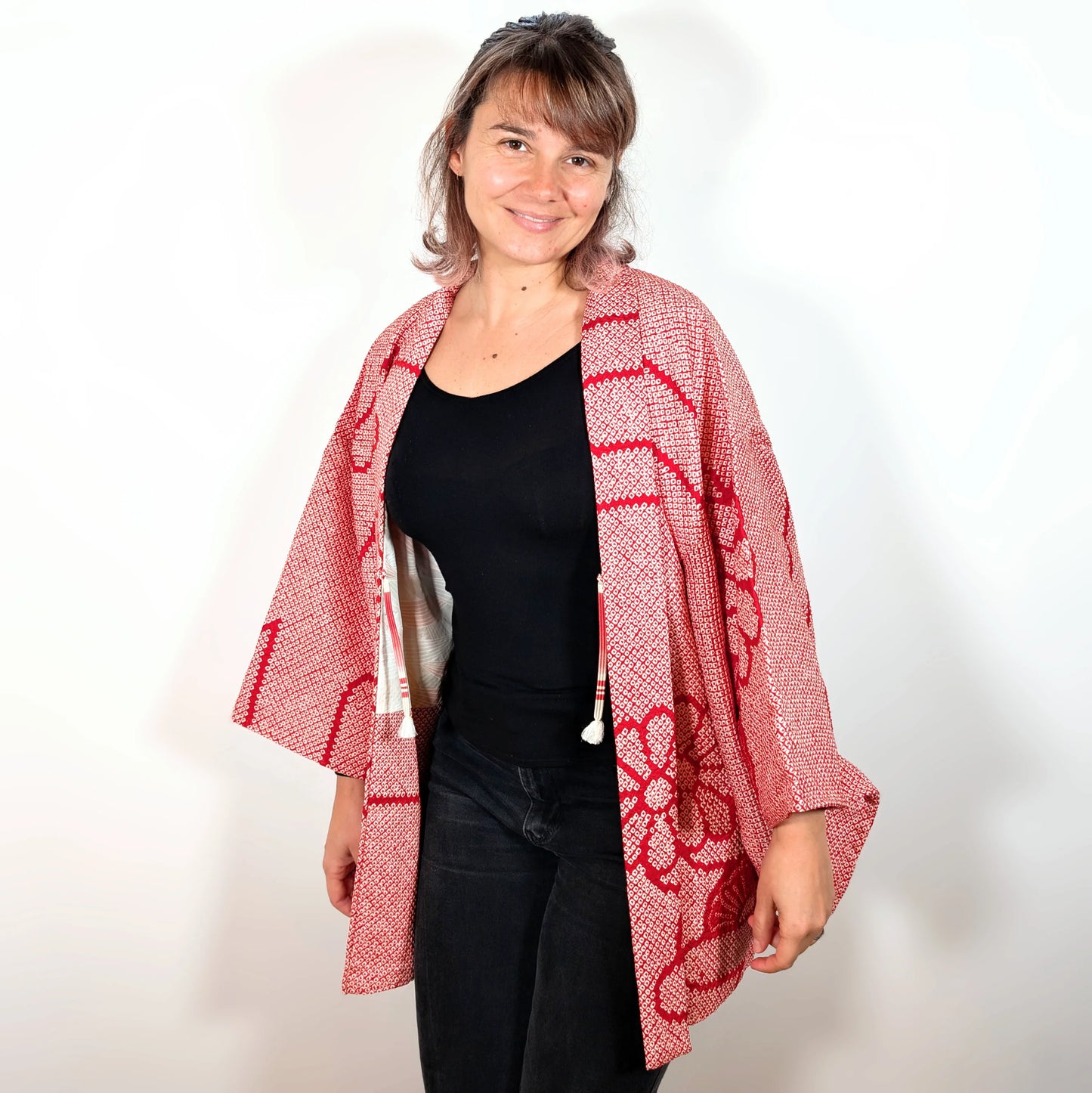 kimono Haori japonais vintage en soie shibori rouge porté, veste kimono traditionnelle japonaise au style intemporel