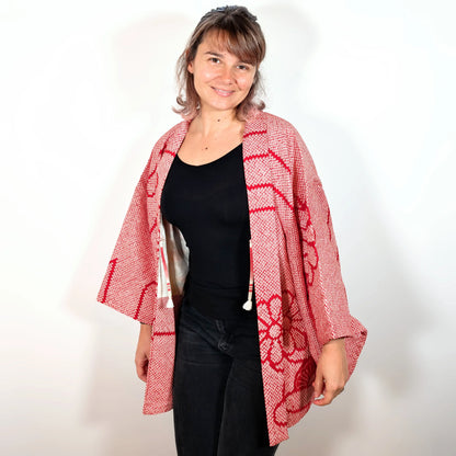 kimono Haori japonais vintage en soie shibori rouge porté, veste kimono traditionnelle japonaise au style intemporel