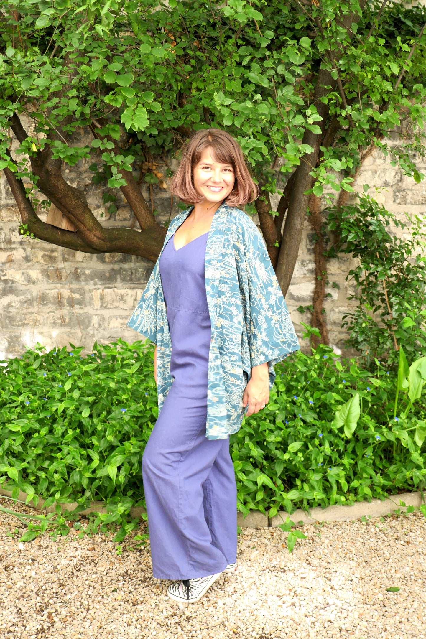 Haori japonais vintage en soie bleu pétrole porté de manière casual par Mikan, vue de face en extérieur