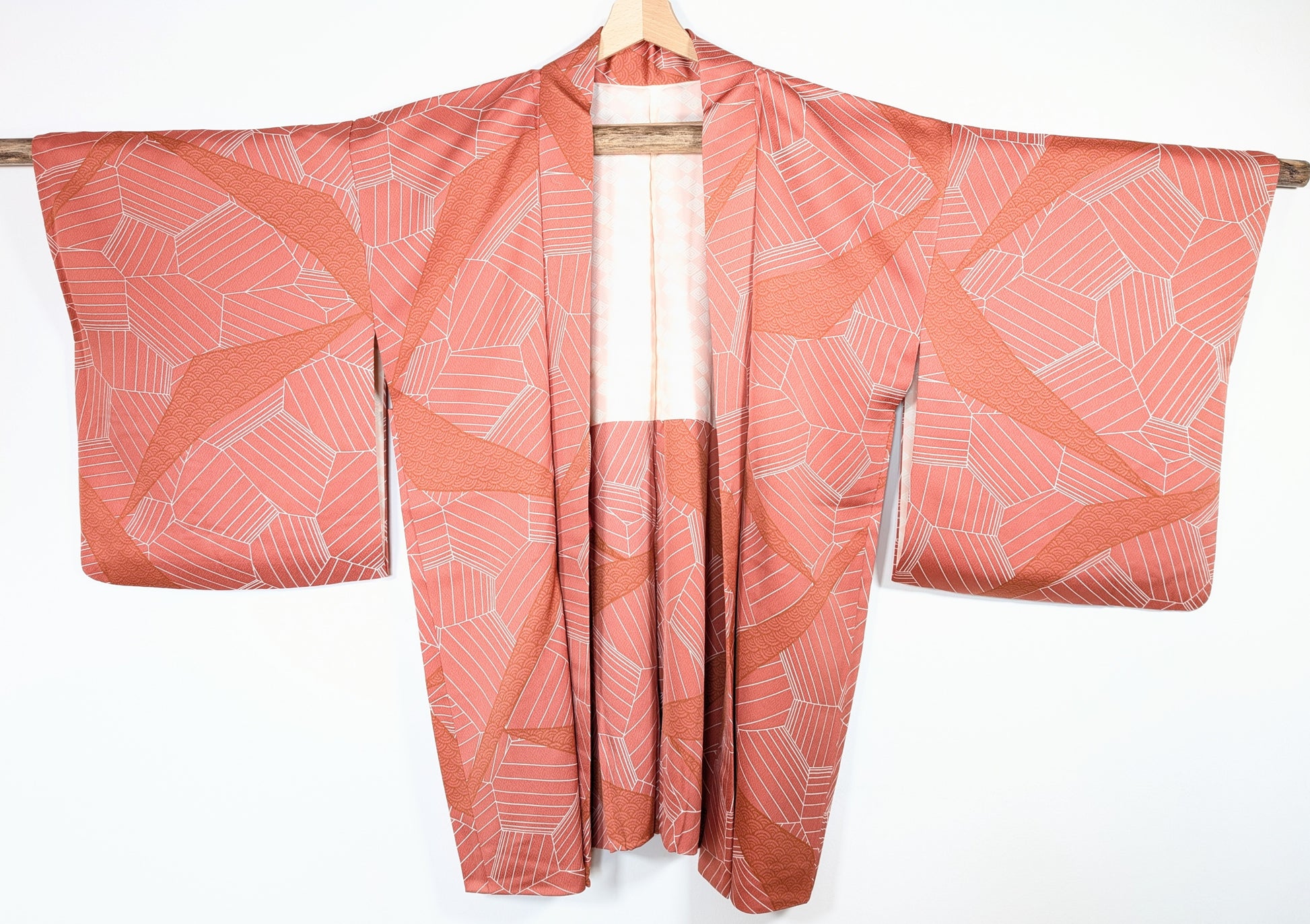Haori japonais vintage en soie chirimen rose terracotta avec motifs graphiques et vagues seigaiha vue de face