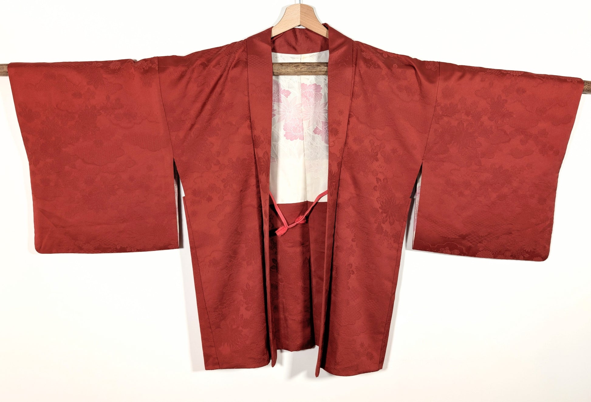 Haori japonais vintage en soie rouge terracotta avec motifs floraux et nuages tissés dans la soie, veste kimono traditionnelle avec haori himo
