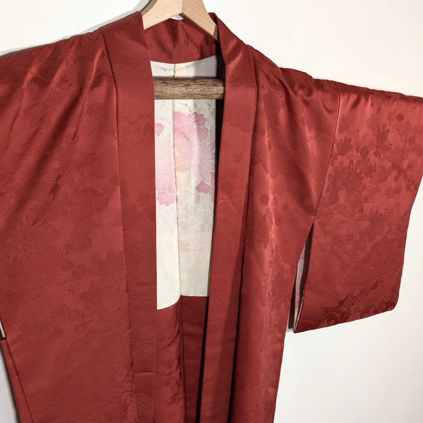 Haori japonais vintage en soie terracotta avec motifs floraux et nuages tissés, veste kimono traditionnelle avec doublure florale japonaise