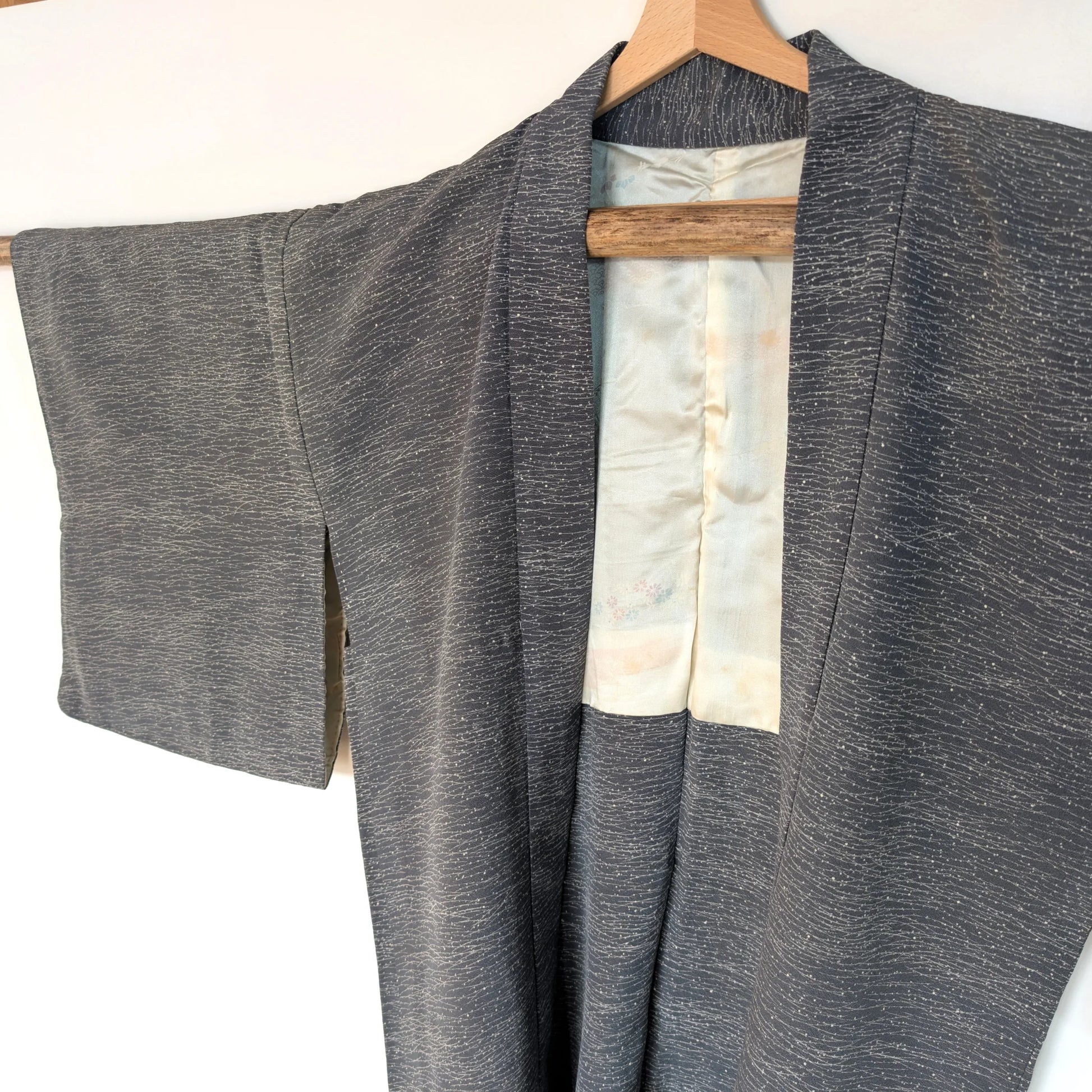 Haori d’époque Shōwa en soie grise avec motifs Tsuyu Shiba – veste kimono japonaise ancienne