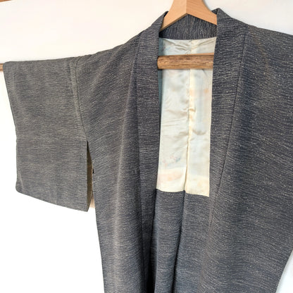 Haori d’époque Shōwa en soie grise avec motifs Tsuyu Shiba – veste kimono japonaise ancienne