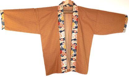 Vue complète face avant haori Yūyake Zakura en coton japonais, col fleuri et fond ocre asanoha