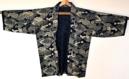 vue globale de face du kimono haori japonais moderne nommé kumo no hana 
